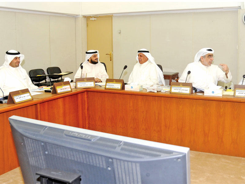 الصالح في اجتماع سابق للجنة الميزانيات البرلمانية