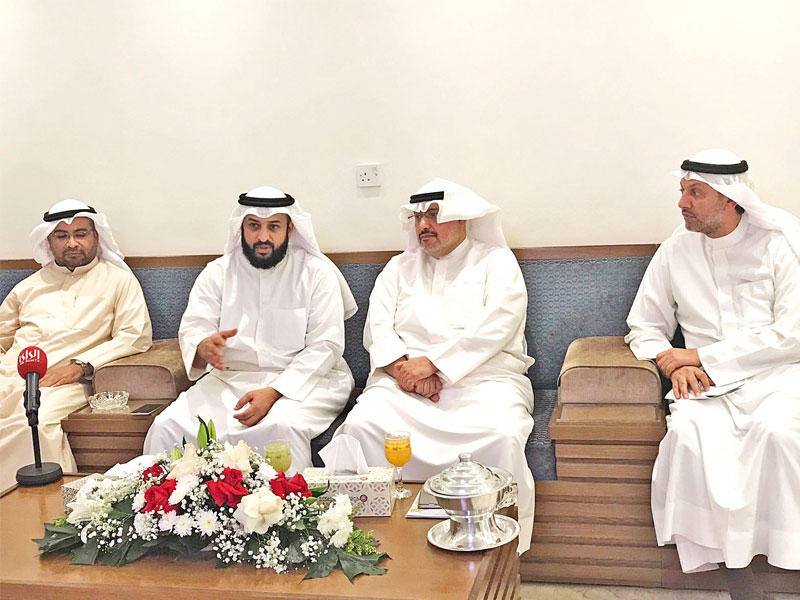 فهاد متحدثاً خلال الندوة وبجانيه الحصان