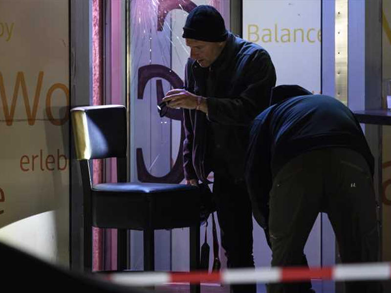 الشرطة الألمانية تفحص موقع إطلاق النار في صالة ديسكو ببرلين---صورة أرشيفية