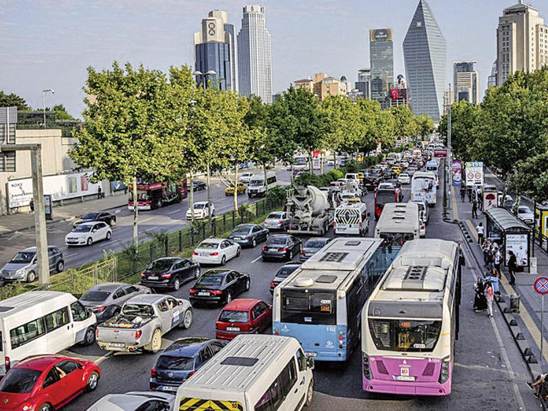 ازدحام السير في أحد شوارع اسطنبول