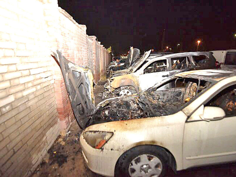 النيران تلتهم عددا من السيارات