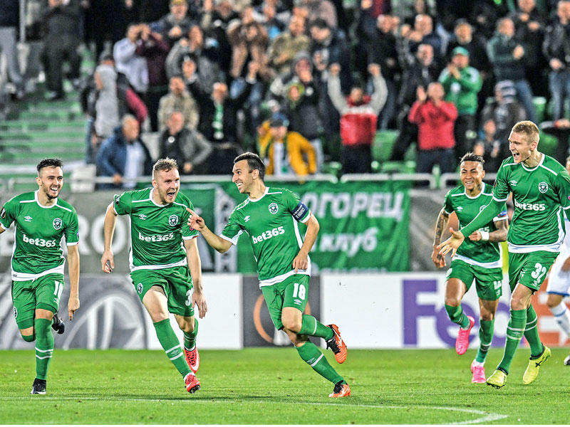  لاعبو لودوغوريتس البلغاري يحتفلون بالتسجيل في هوفنهايم الألماني 