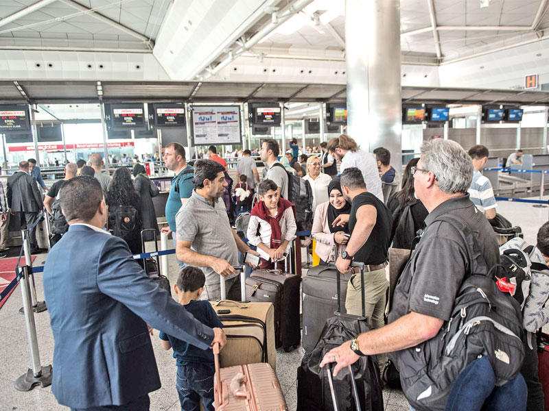 تكدس مسافرين لأربيل من مطار إسطنبول مساء أمس (أ ف ب)