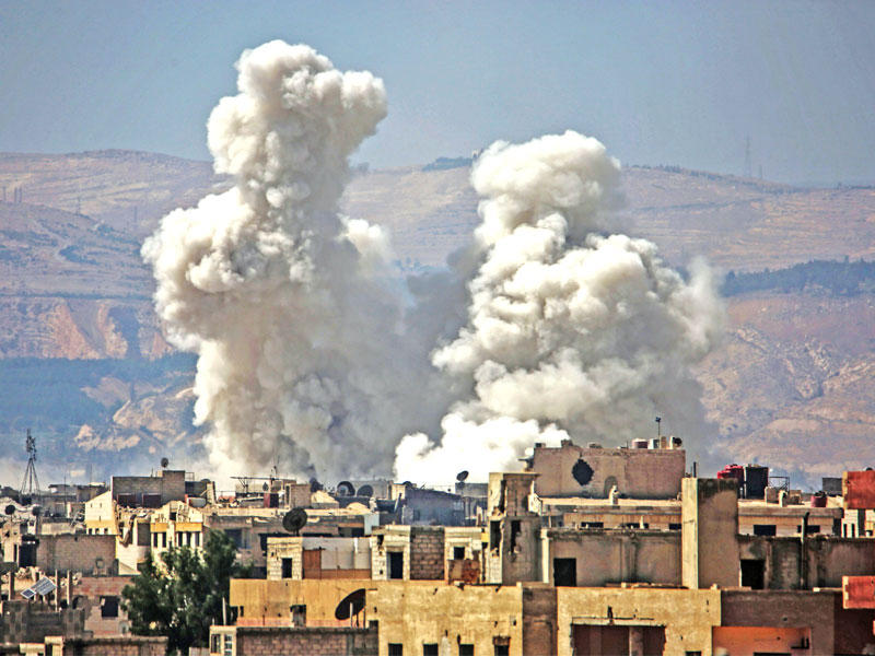 سحب الدخان تتصاعد بعد غارات على مشارف العاصمة دمشق (أ ف ب) 