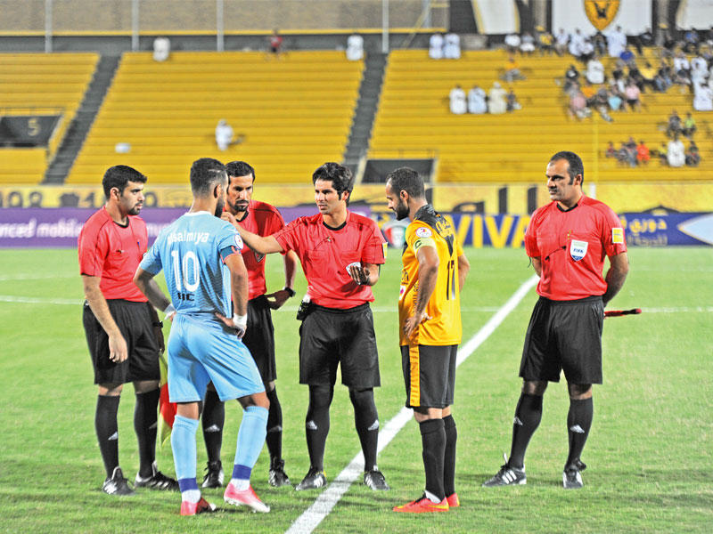 الحكم سعد الفضلي يجري القرعة