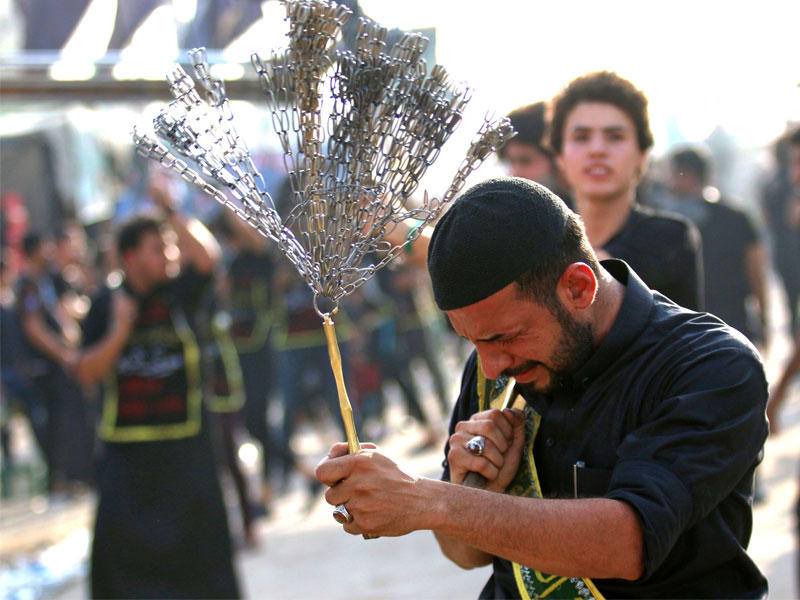 عراقي يشارك في مواكب ذكرى عاشوراء بالبصرة أمس (أ ف ب)n