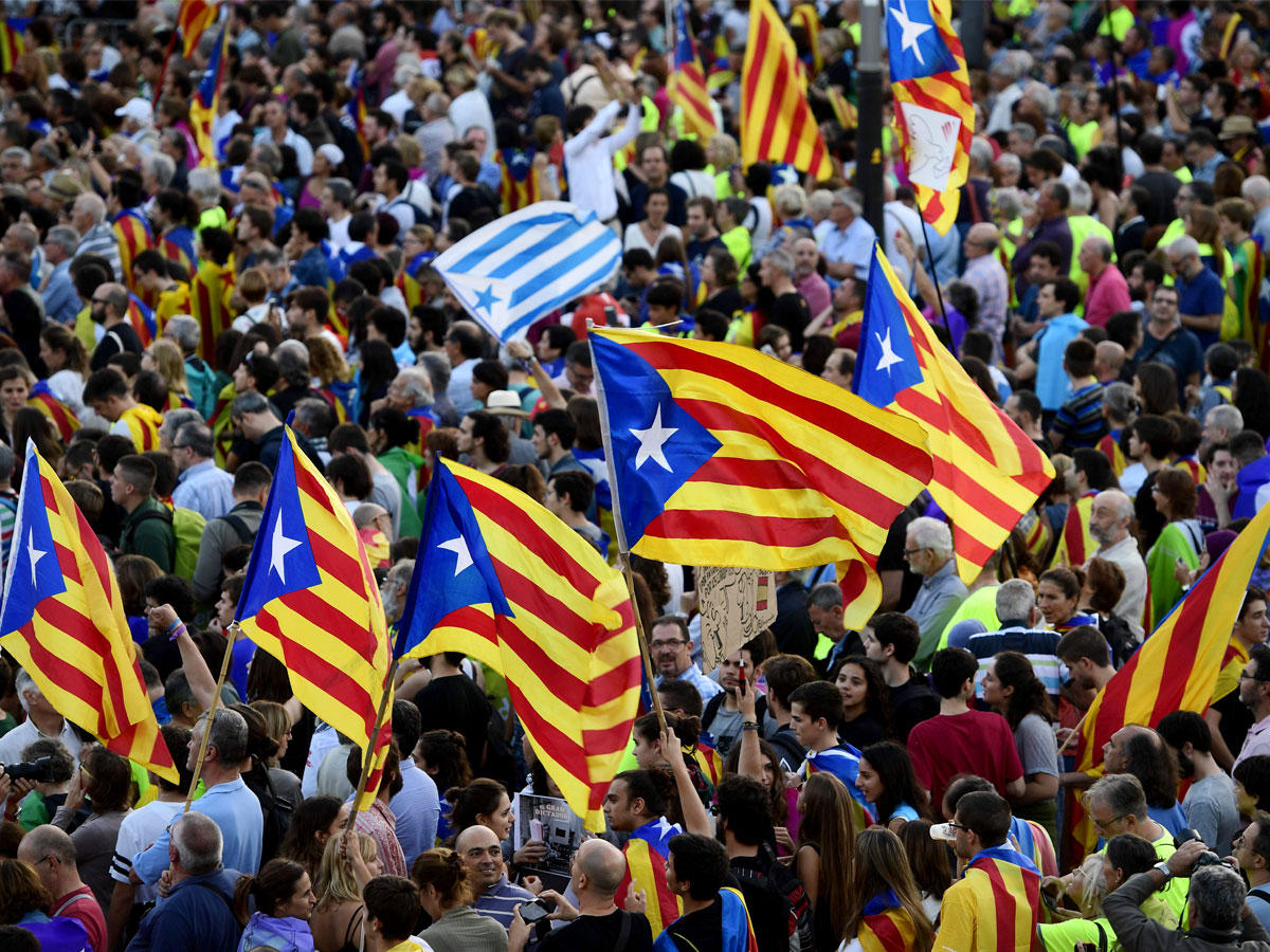 يتجمع الناس لحضور الاجتماع الختامي للمجموعات الكاتالونية المؤيدة للاستقلال والأحزاب السياسية