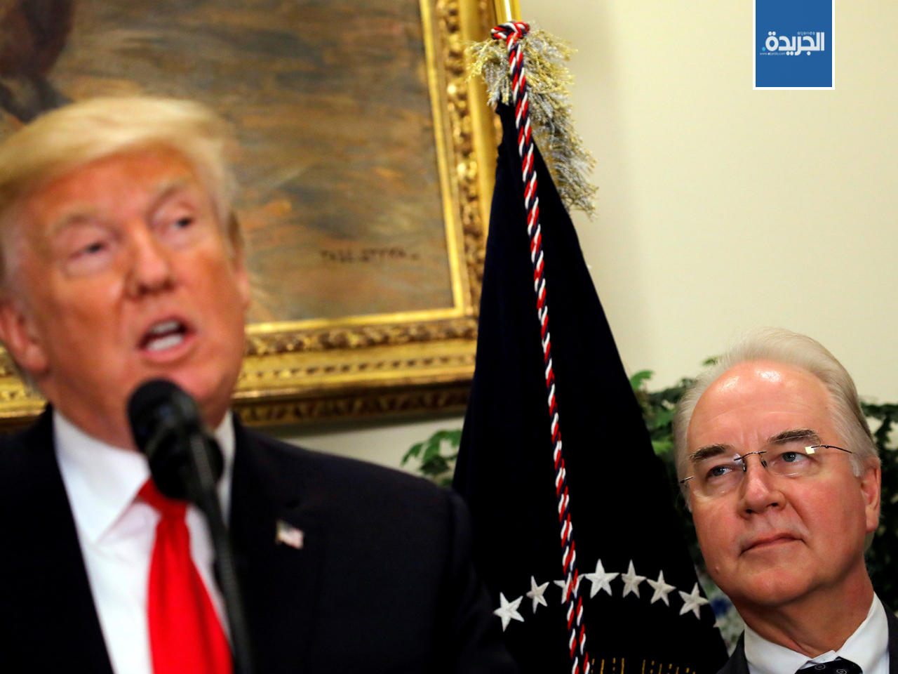 الرئيس الأمريكي دونالد ترامب ويبدو خلفه وزير الصحة المستقيل