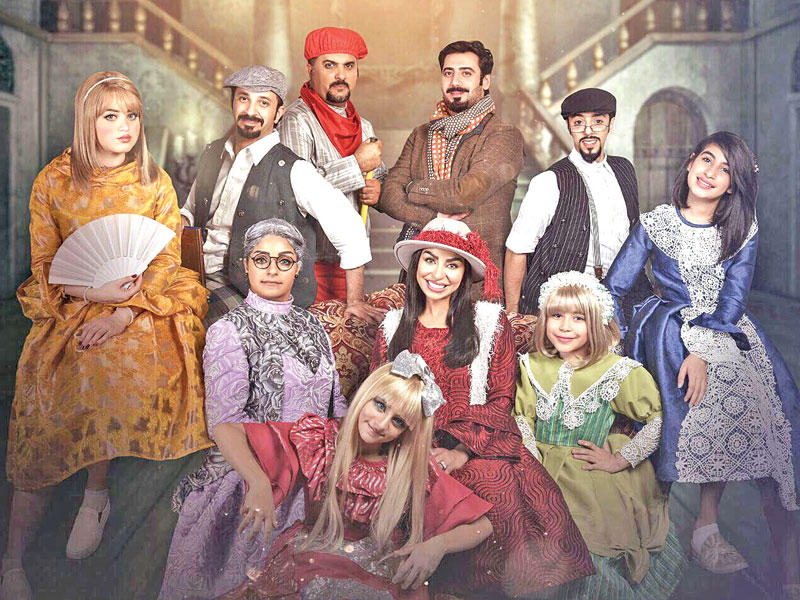 العلوي مع فريق مسرحية «سالي فتاة الريف»