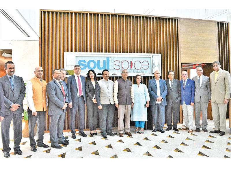 السفير جين والمدير عون يتوسطان عدداً من المدعوينn