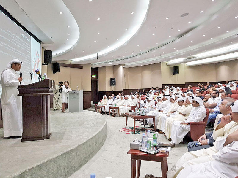 التورة متحدثاً في الحلقة النقاشية