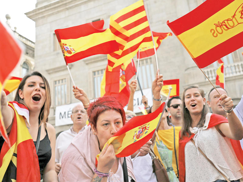 إسبانيات خلال تظاهرة رافضة لانفصال كاتالونيا في مدريد أمس (رويترز)