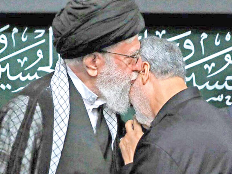 صورة نشرها موقع خامنئي، تظهره وهو يقبل قاسم سليماني، قائد «فيلق القدس»، خلال مراسم عاشورائية في طهران 