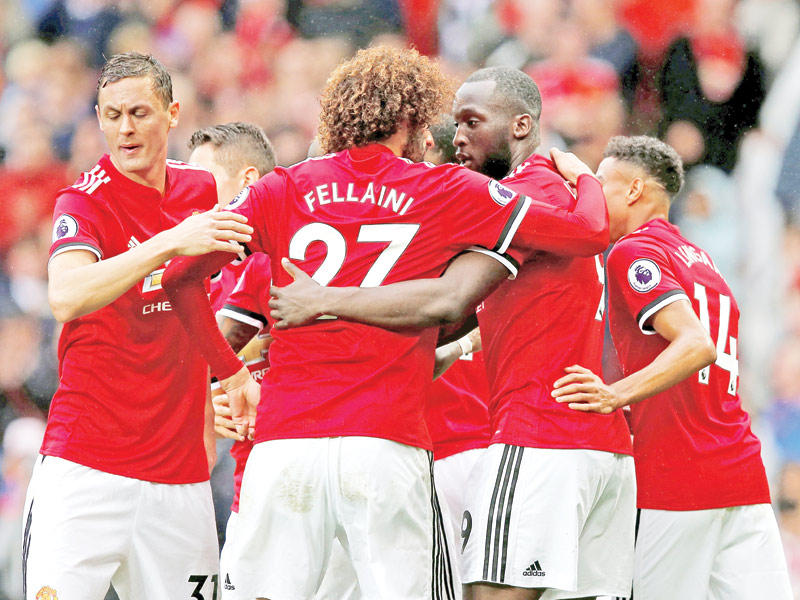 فرحة لاعبي اليونايتد بهدف فيلايني