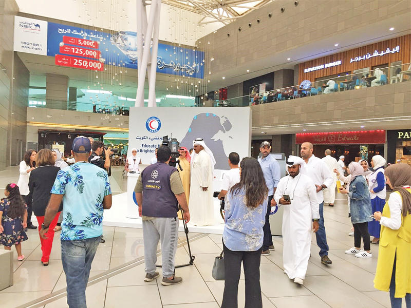 جانب من حملة «الهلال الأحمر « لدعم طلبة الأسر المحتاجة  