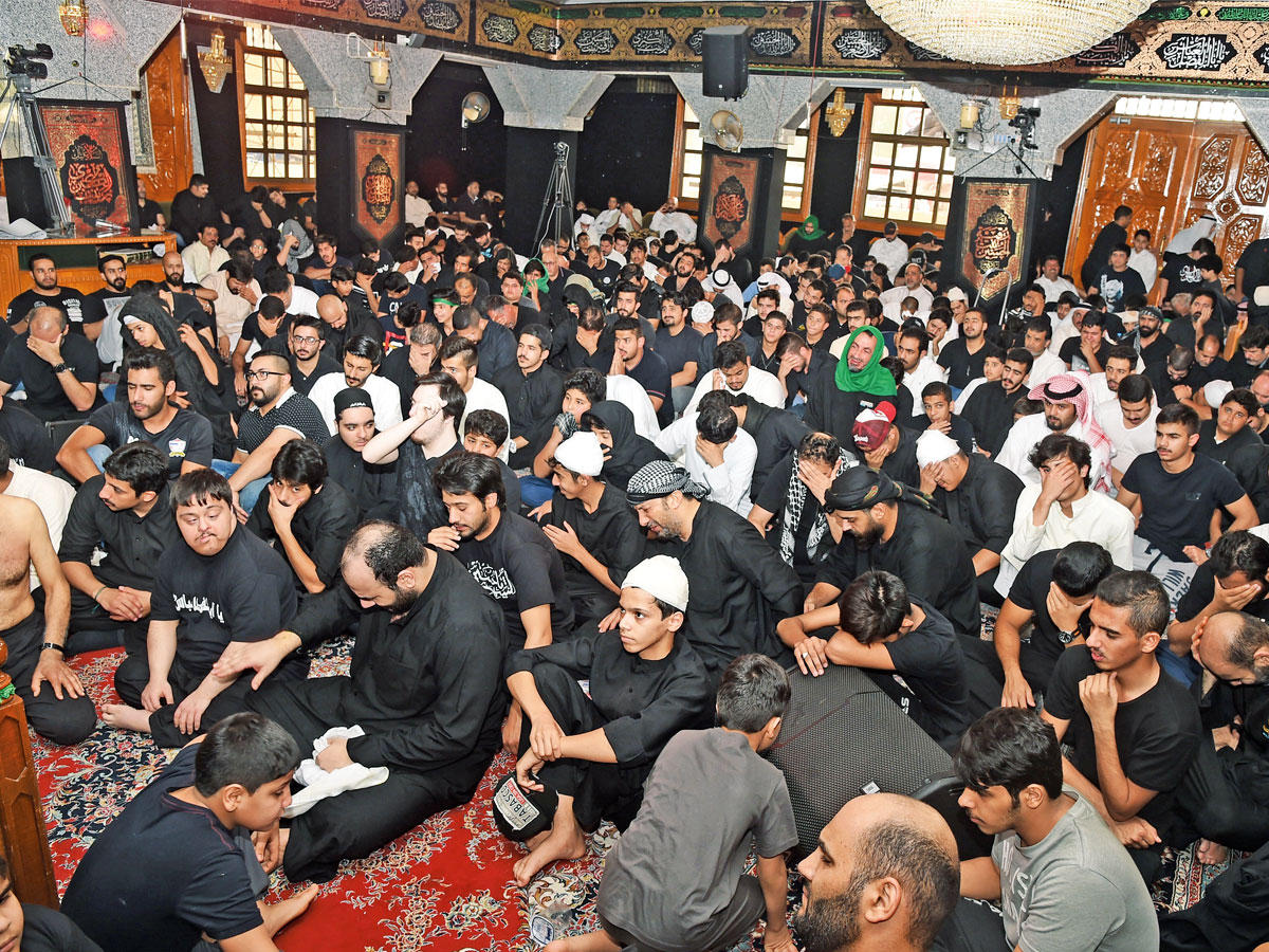 مراسم عاشوراء في إحدى الحسينيات أمس