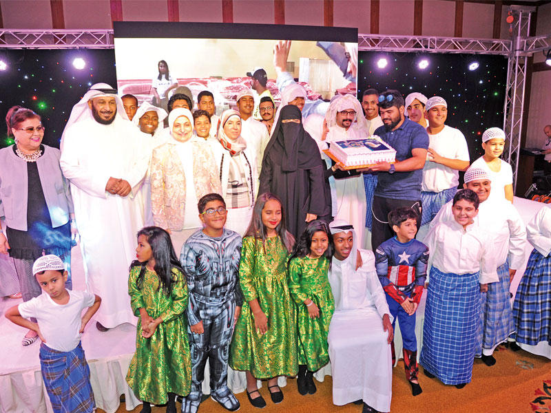 الصبيح تتوسط المشاركين في منتدى رعاية المسنين