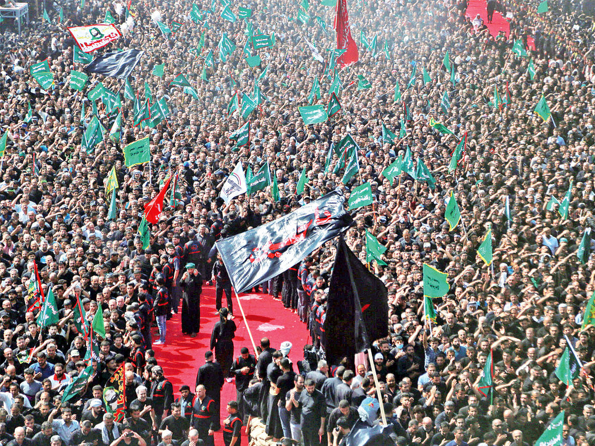 ملايين الزوار الشيعة يحييون ذكرى عاشوراء في كربلاء أمس (رويترز)