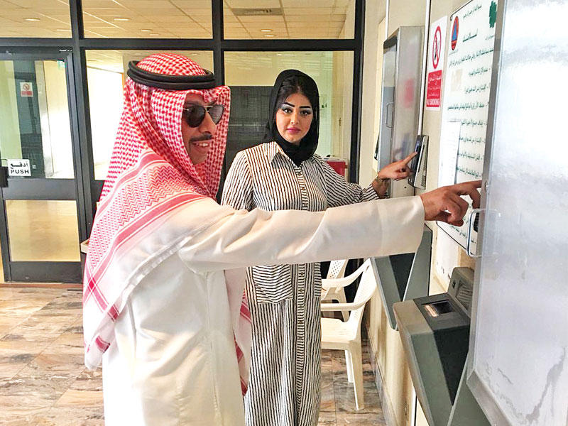 مدير ومراقبة العلاقات العامة في «الشؤون» يبصمان