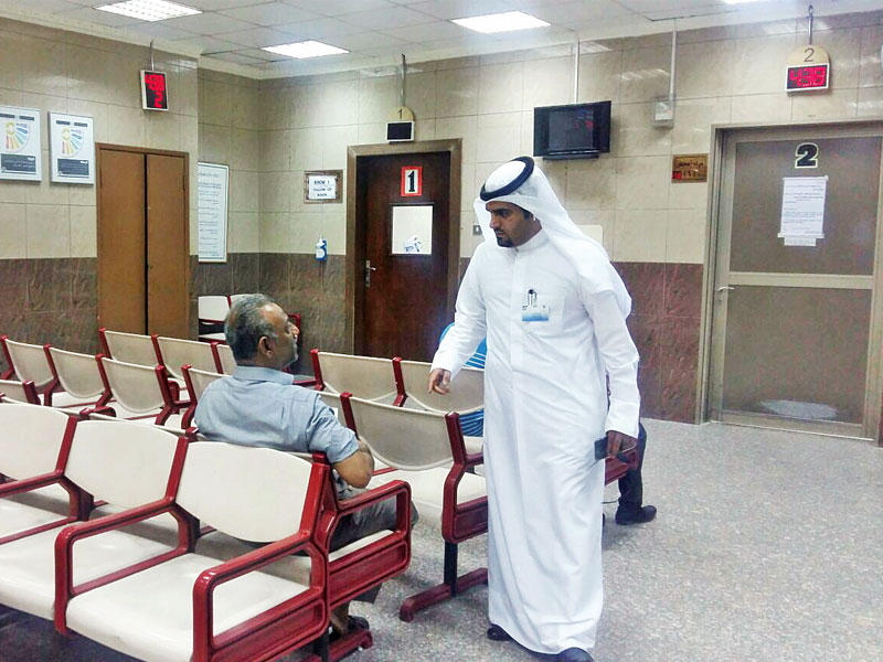 مراجع وحيد بصالة الانتظار في أحد المراكز الصحية