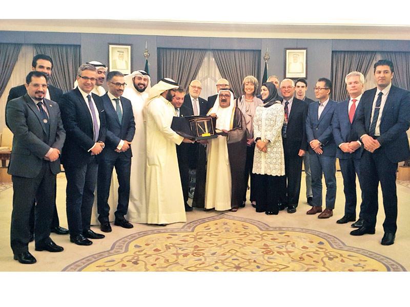 وزير الديوان مستقبلاً الوفود المشاركة في مؤتمر الجراحين