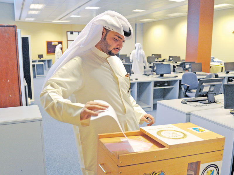 صورة أرشيفية لتصويت أحد الطلبة في العام الماضي 