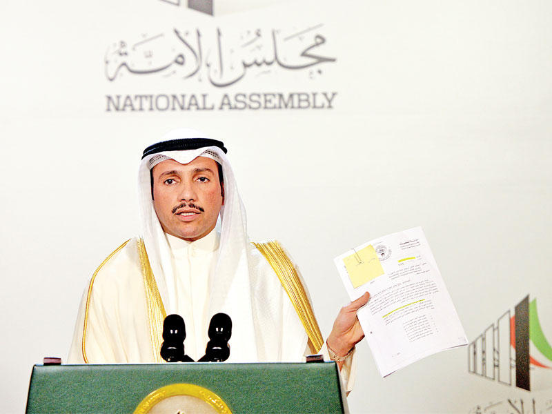  رئيس مجلس الأمة مرزوق الغانم مستشهداً بالأوراق في مؤتمره الصحافي