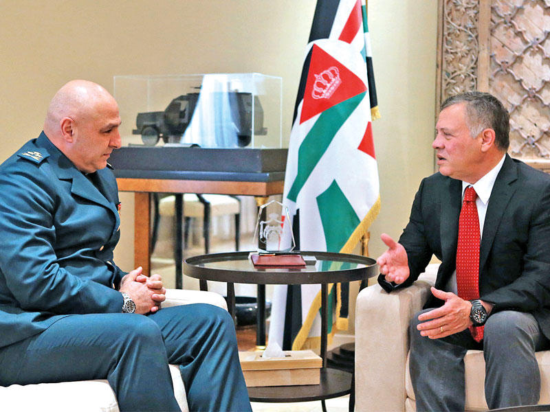 عاهل الاردن الملك عبدالله الثاني مستقبلاً قائد الجيش اللبناني جوزيف عون في عمان أمس (الديوان الملكي الأردني) 