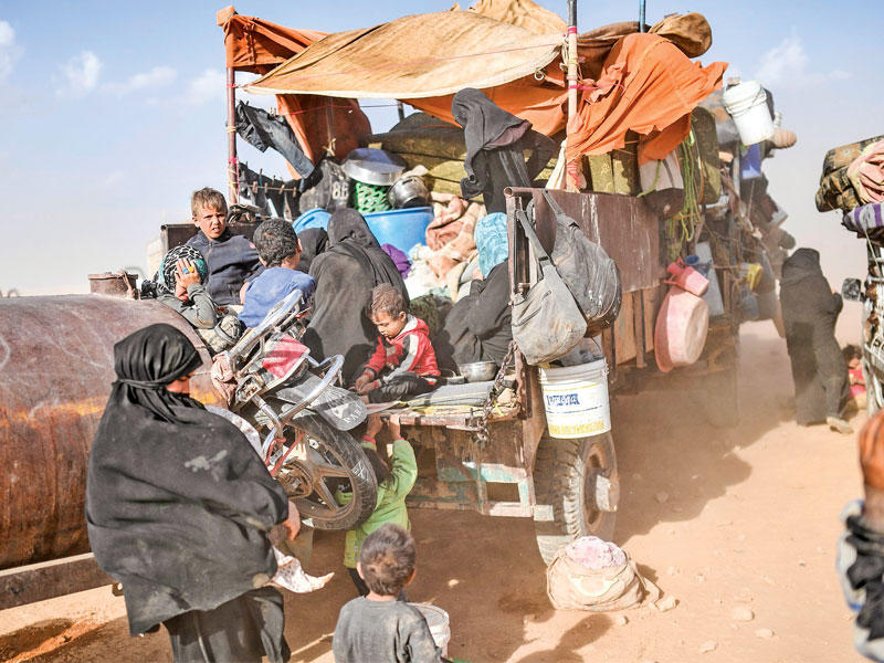 نازحون من دير الزور يستعدون للمغادرة إلى مشارف الرقة أمس (أ ف ب)