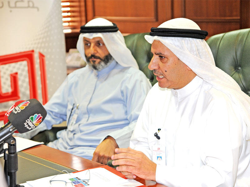 العيسى متحدثاً وبجانبه الخالد