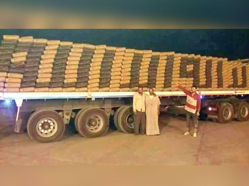 صورة تداولاتها صفحات على مواقع التواصل الاجتماعي أمس تظهر شاحنة محملة بشكائر الأسمنت بحيث تظهر عبارة التوحيد لتفادي هجمات «داعش» سيناء