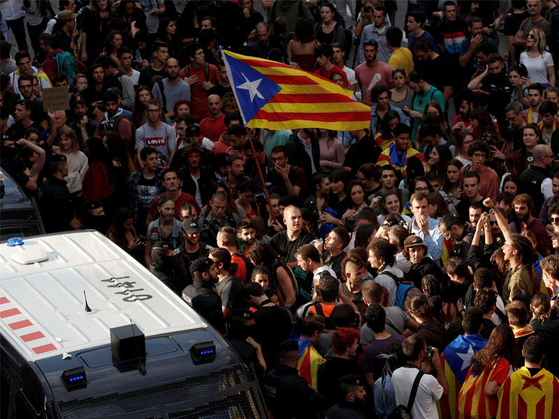 الناس يصرخون أثناء احتجاج خارج مركز الشرطة الوطني إسبانيا