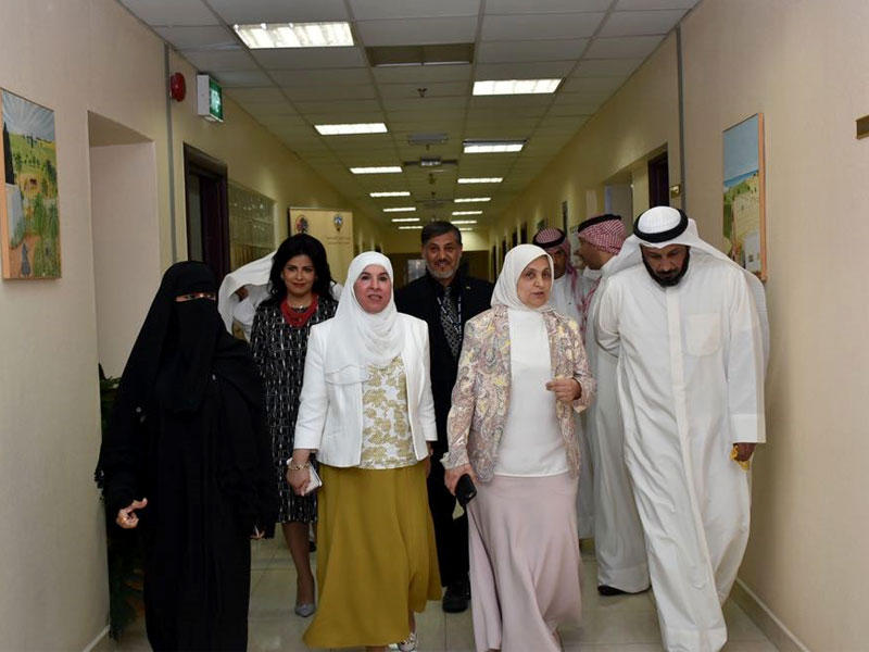 وزيرة الشؤون الاجتماعية والعمل وزيرة الدولة للشؤون الاقتصادية الكويتية هند الصبيح خلال افتتاح ديوانية (الرعيل الاول) بمجمع دور الرعاية الاجتماعية
