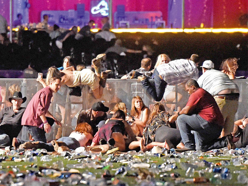 اميركيون يفرون من موقع الهجوم (أ ف ب)