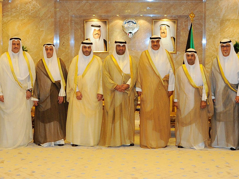  رئيس مجلس الوزراء بالإنابة وزير الخارجية الشيخ صباح الخالد يتوسط وزير التجارة والصناعة وزير الدولة لشؤون الشباب بالوكالة خالد الروضان و د. نايف الحجرف وأعضاء مجلس مفوضي هيئة أسواق المال