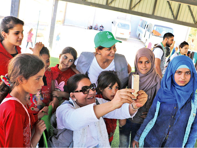 سعاد عبدالله تصور سيلفي مع السقاف والأطفال