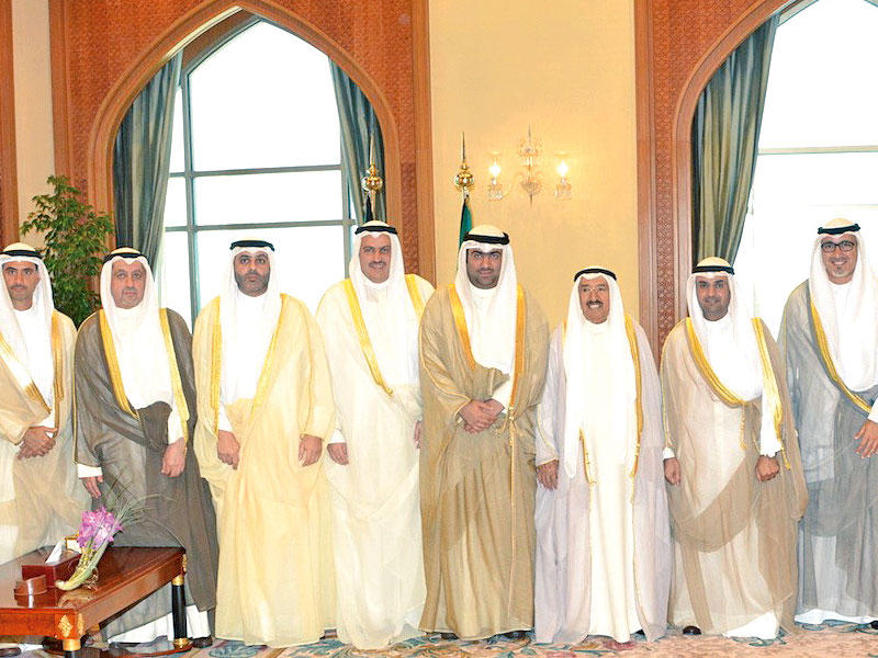 صاحب السمو مستقبلاً الروضان والحجرف ومجلس إدارة البورصة أمس