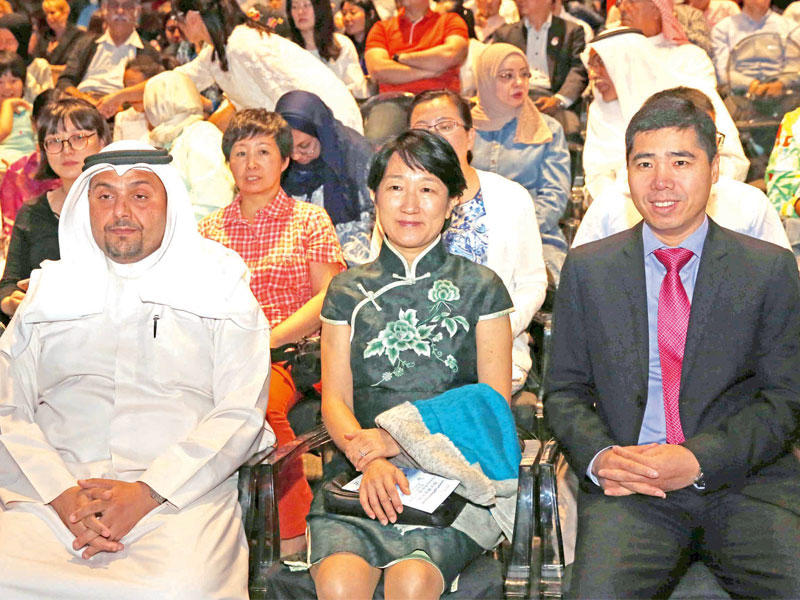 حشد دبلوماسي وجماهيري يتقدمهم سفير الصين بالكويت