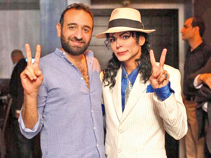 عمرو سلامة مع شخصية «مايكل»