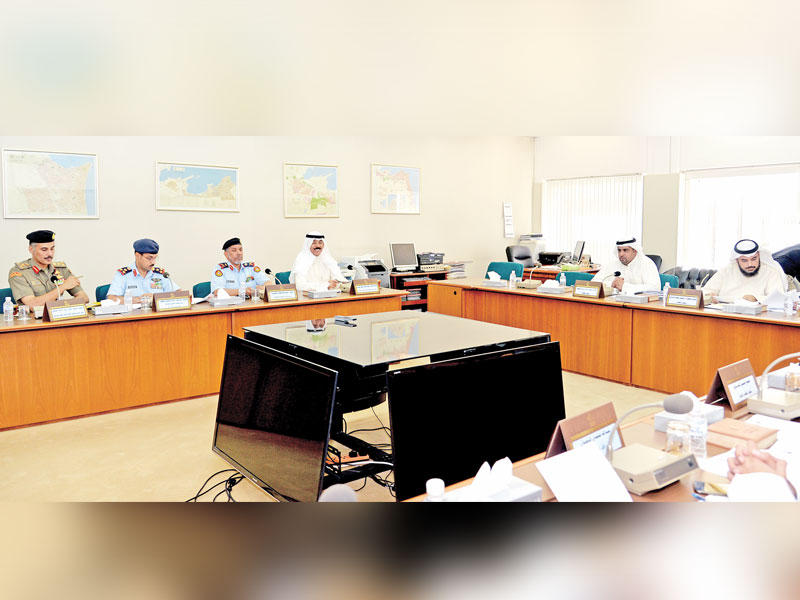 الخالد وقيادات «الدفاع» في اجتماع اللجنة أمسt(تصوير عبدالله الخلف)