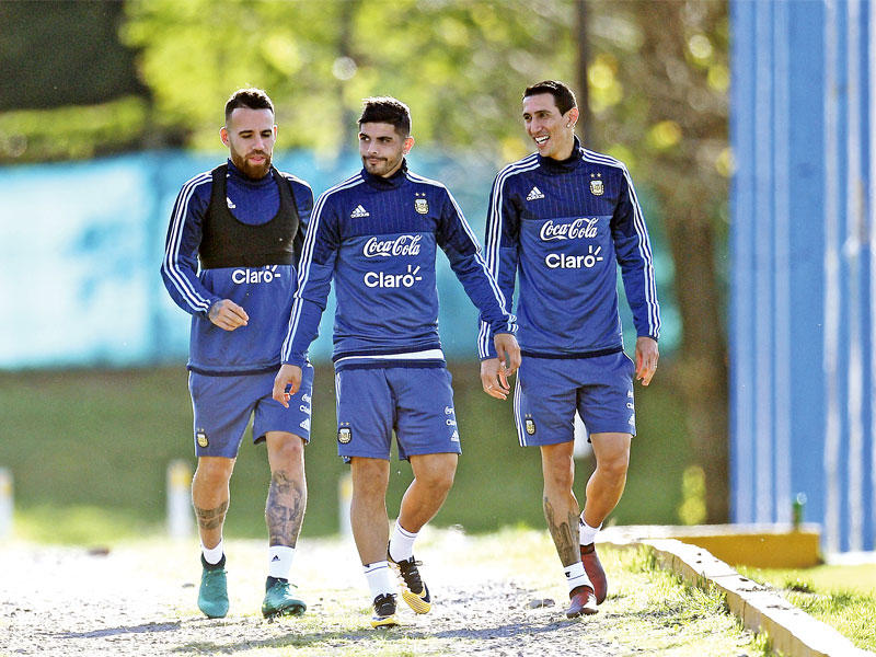 لاعبو المنتخب الأرجنتيني خلال التدريبات