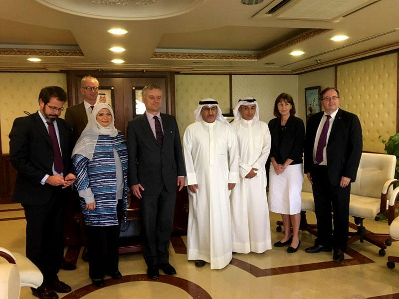 الفارس والعازمي مع وفد «ترنتي» وتبدو فاطمة السنان