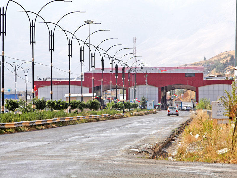 بوابة معبر حاج عمران بين إيران وإقليم كردستان العراق أمس  (رويترز)