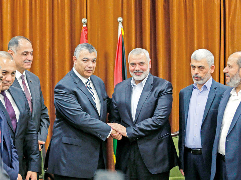 هنية مستقبلاً وزير المخابرات المصرية في غزة أمس    (أ ف ب)