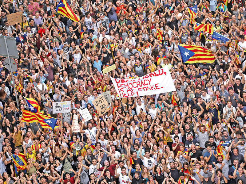 جانب من تظاهرة ضخمة للكتالونيين في برشلونة أمس   (رويترز)