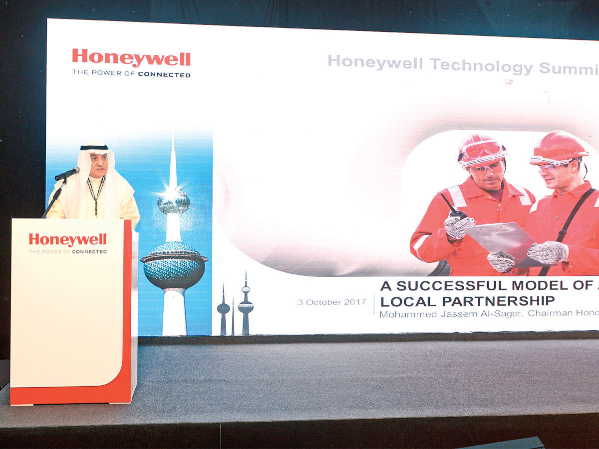 الصقر مفتتحاً الملتقى