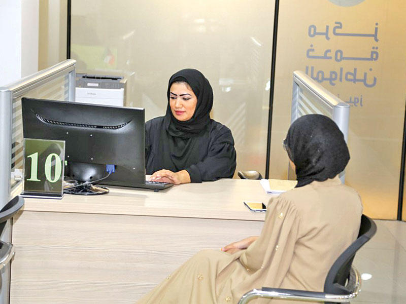 إحدى المراجعات في مركز خدمة الأفنيوز