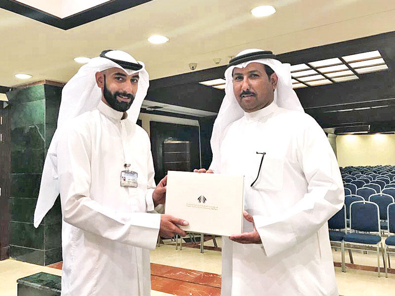 رئيس العلاقات العامة أحمد الشطي مسلماً إلى أحد المواطنين كتب مباشرة البناء