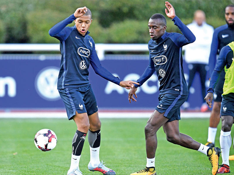 مبابي وماتويدي خلال تدريبات المنتخب الفرنسي