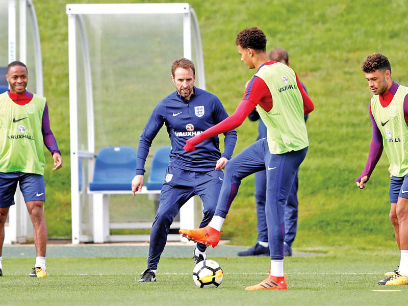لاعبو المنتخب الإنكليزي خلال التدريبات